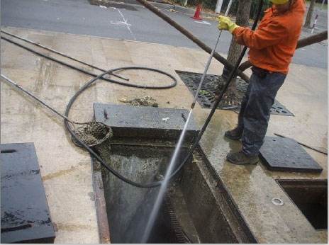 兴和池底污泥如何清理